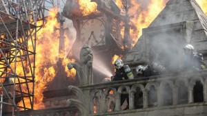 Phim Notre-Dame on Fire - Notre-Dame brûle (2022)